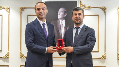 Vekil seçildi, başkan gibi sokağa çıktı