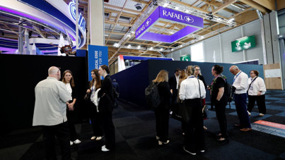 Dev fuarda İsrailli şirketlerin stantlarını siyah brandayla kapattılar