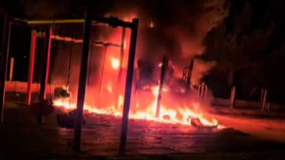 Çocuk parkını yaktılar