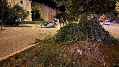 Otomobil çarptığı ağacı kökünden söktü, takla atarak durabildi