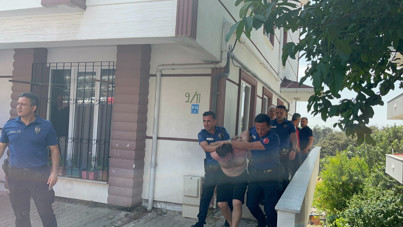 4 aylık bebeğini rehin aldı, dışarıya kaak fırlattı