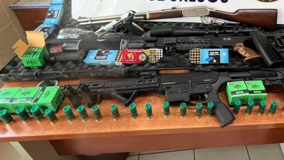 Evinden keskin nişancı tüfeği ve silahlar çıktı, serbest bırakıldı