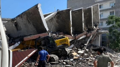 7 katlı bina, iş makinesinin üzerine devrildi