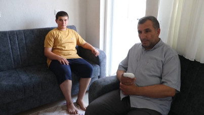 Evinde uyurken göğsüne torpil attılar