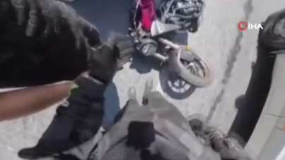 Motosikleti kamyonete takılınca metrelerce peşinden koştu: 'Abi, abi bekle'