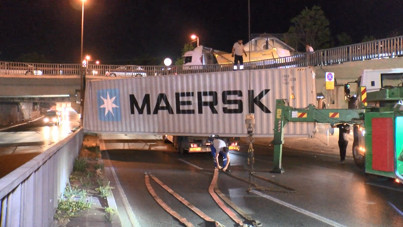 TIR köprüye çarptı, yol trafiğe kapandı