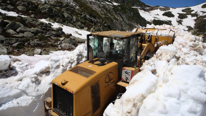 Haziranda karla mücadele: Rize'de yayla yolları açılıyor