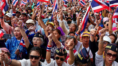 Tayland'da binlerce insan sokağa indi