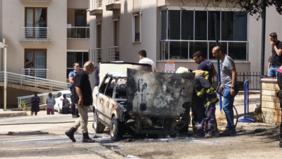 Ekmek almak için indi, aracı alev aldı