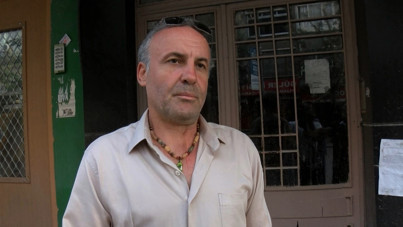 Yıkım çalışması sırasında Orhan Yaylacıkoral'ın evi zarar gördü