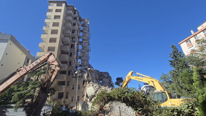 Maltepe'de 11 katlı bina kontrollü yıkım sırasında çöktü