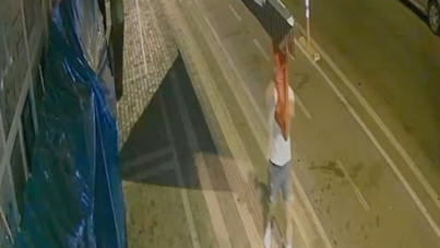 Dükkanda asılı bayrağı çıkaran turist hakkında işlem yapıldı