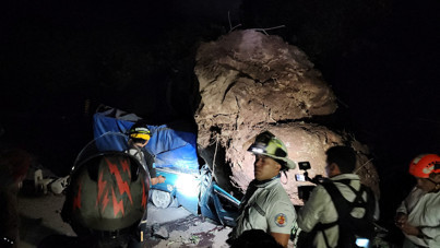 Depremler sonrası dev kayalar yola düştü
