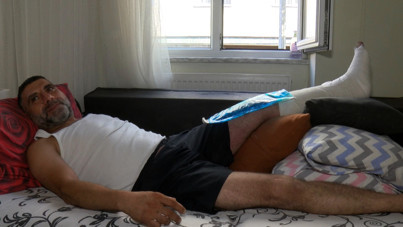 Kamyon lastiği tamir sırasında patladı, bir kişinin ayağı kırıldı