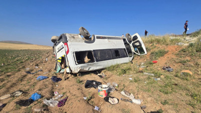 Tarla yolunda can pazarı: Minibüs şarampole devrildi, 15 işçi yaralı