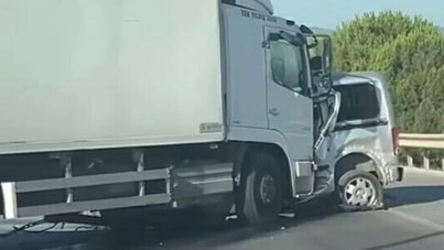 Karşı şeride geçip TIR'ın altına girdi: 1 ölü