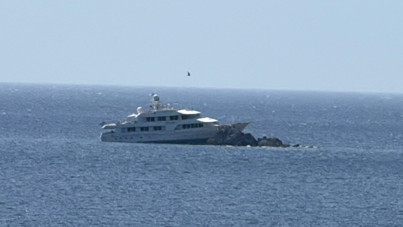 39 metrelik lüks yat kayalıklara çarptı