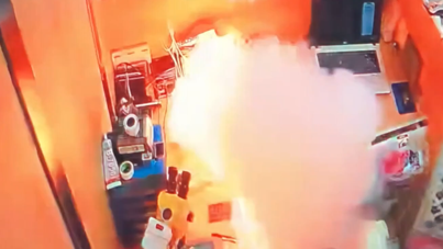 Arızalı telefon bomba gibi patladı