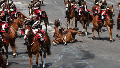 Olaylı geçit töreni: Askeri öğrenci kılıçla kulağını kesti