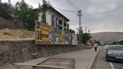 Yolda yürürken üzerine reklam panosu düştü