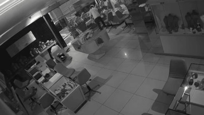 600 bin dolarlık hırsızlık: Kopyaladıkları kumandayla kepengi açtılar