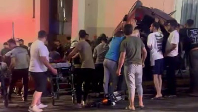 Bariyerlere çarpan otomobil takla attı: Ölü ve yaralılar var