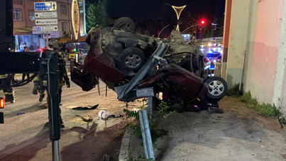 Otomobil asılı kaldı: 2 ölü, 3 yaralı