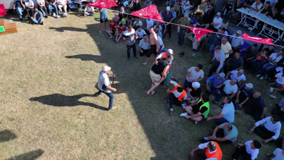 Bolu’da güreş müsabakasında ilginç anlar: Rakibini karıştırıp seyirciyle güreşti