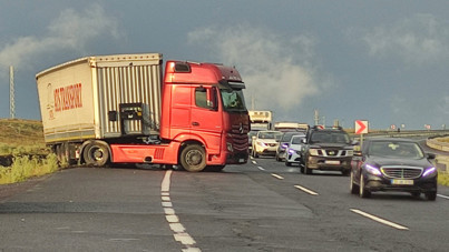 Tır kaydı, yol kapandı, araç kuyruğu 4 kilometreyi aştı