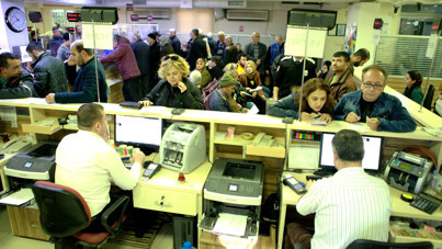 Darboğazdaki ülkede 5000 memur işten çıkarıldı