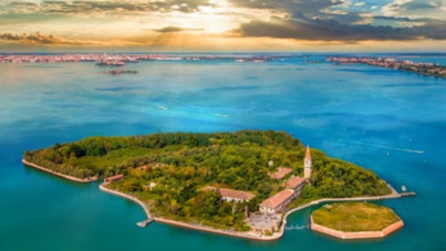 Turistlerden kaçmak için ada satın aldılar