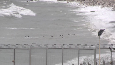 500 çocuk yüzerek İspanya toprağına geçti