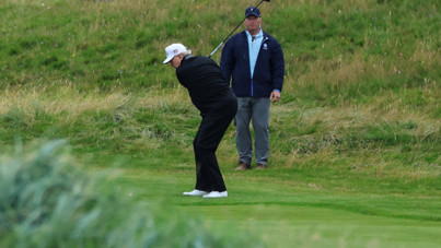 Trump, golfte şov yaptı: Dikkat çeken pankart