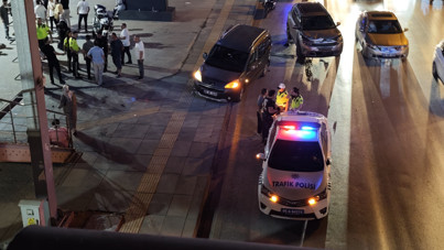 Kavga büyüdü, araya giren polise demediğini bırakmadı