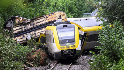Yolcu treni raydan çıktı: Ölü ve yaralılar var