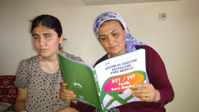 İlkokul mezunu annesi hem öğretmeni hem gözü oldu