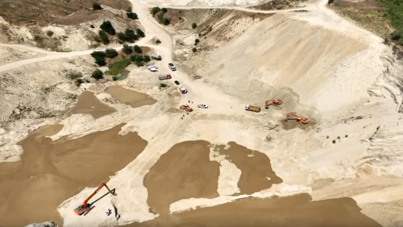 Kayıp işçi, balçığın içinde aranıyor