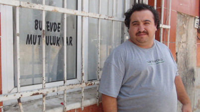 Penceresine 'bu evde mutluluk var' yazdırdı ama zorba gençler kabusu oldu