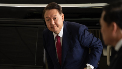 Eski Devlet Başkanı sorguya gitmemek için yerlere yattı