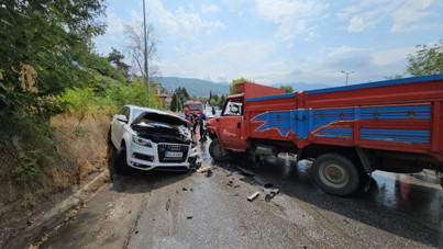 Kamyonetle cip çarpıştı: 4'ü çocuk 5 yaralı
