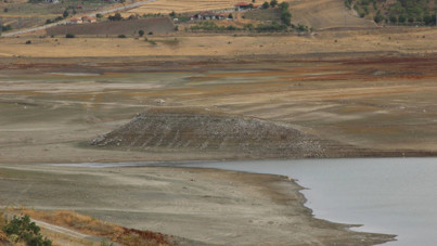 Barajda su bitme noktasına geldi, tepecikler ortaya çıktı
