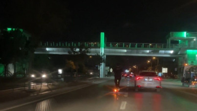 Scooter sürücüsü 90 kilometre hız yaptı, otomobilleri solladı