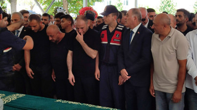 İBB operasyonunda tutuklanmıştı... Jandarma eşliğinde babasının cenazesine katıldı