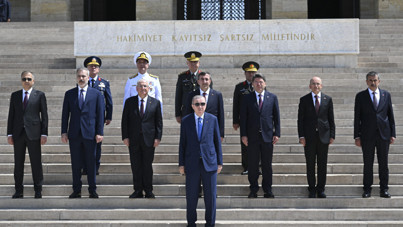 Erdoğan, YAŞ üyeleriyle Anıtkabir'de: Tarihi adımlar atıyoruz