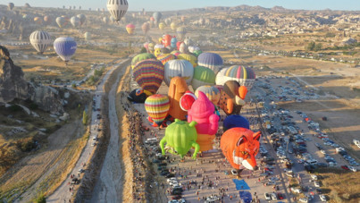 Kapadokya'da figürlü balonlar enfes görüntüler oluşturdu