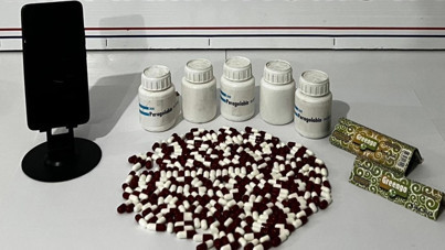 Rastgele durdurulan araçtan yüzlerce hap çıktı