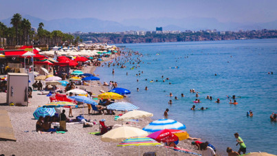 Tatilciler sıcak denizde serinlemeye çalıştı