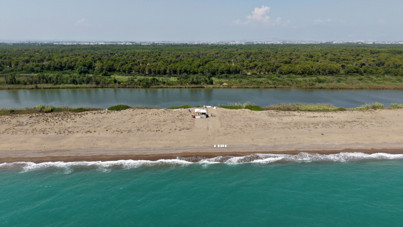 Arkası nehir, önü deniz: Bir gecede gelip koydu, şezlong bile attı
