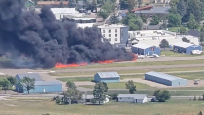 Pilot kontrolü kaybetti, park halindeki uçaklara çarptı