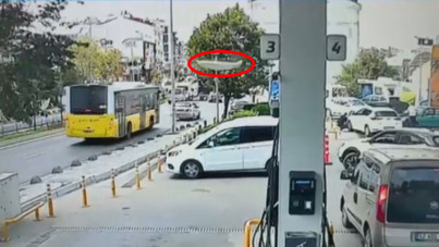 Otobüsten kopan parça akaryakıt istasyonundakilerin üzerine savruldu